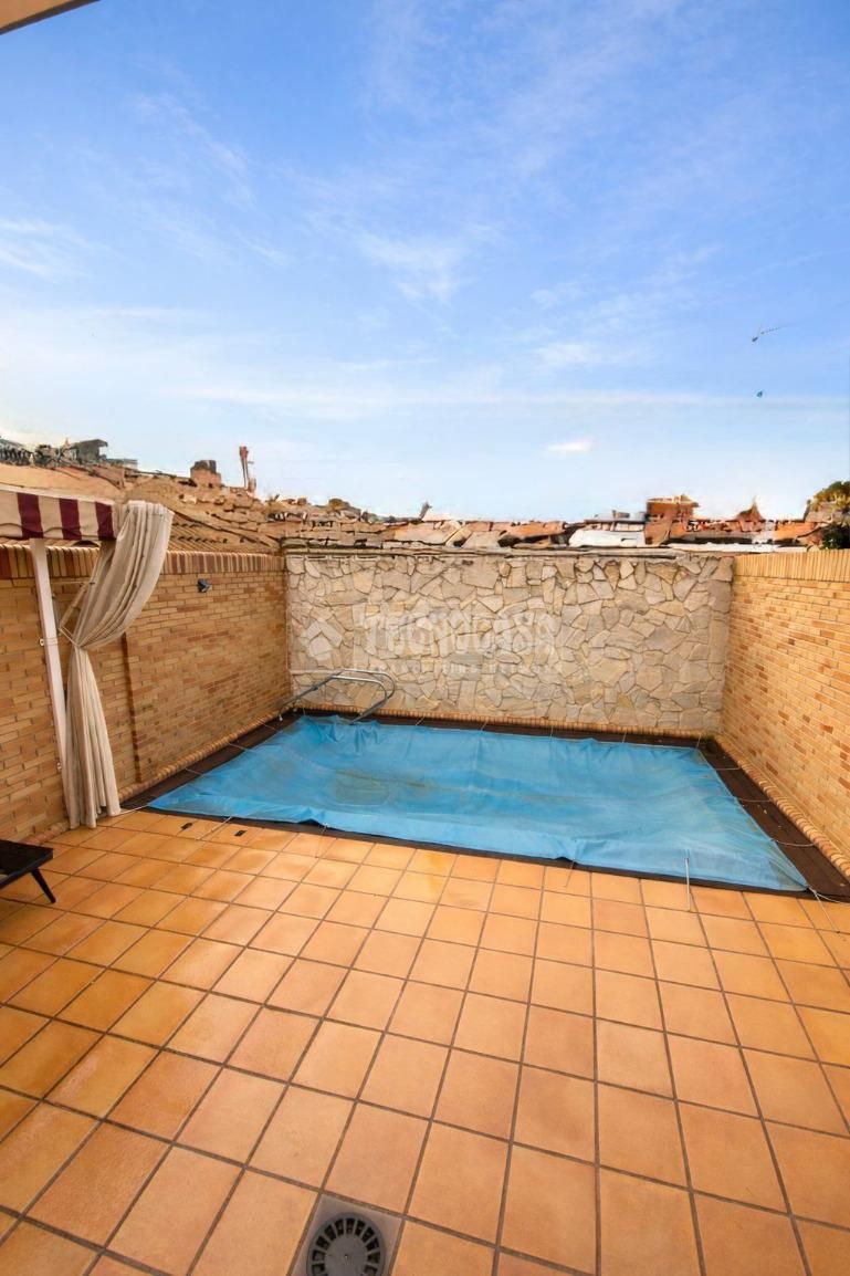 Swimming pool of Single-family semi-detached for sale in Valdemoro