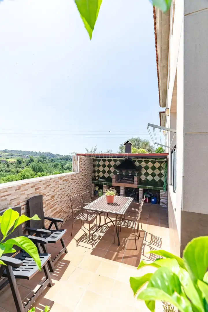 Terrasse von Einfamilien-Reihenhaus zum Verkauf in Vila-rodona mit Privatgarten und Ofen