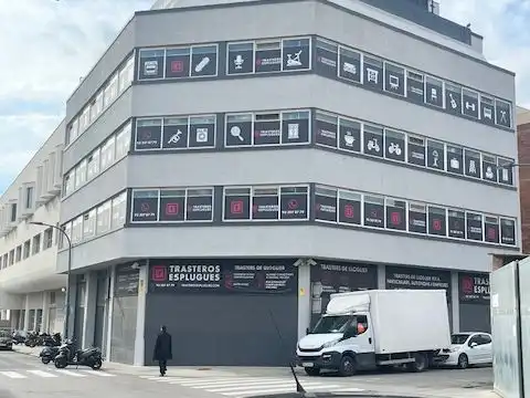 Vista exterior de Traster de lloguer en Esplugues de Llobregat amb Alarma