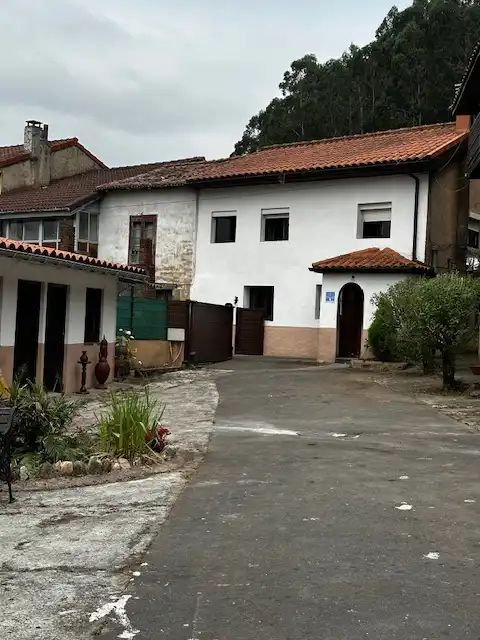 Vista exterior de Casa adosada en venda en Pravia amb Calefacció, Jardí privat i Terrassa