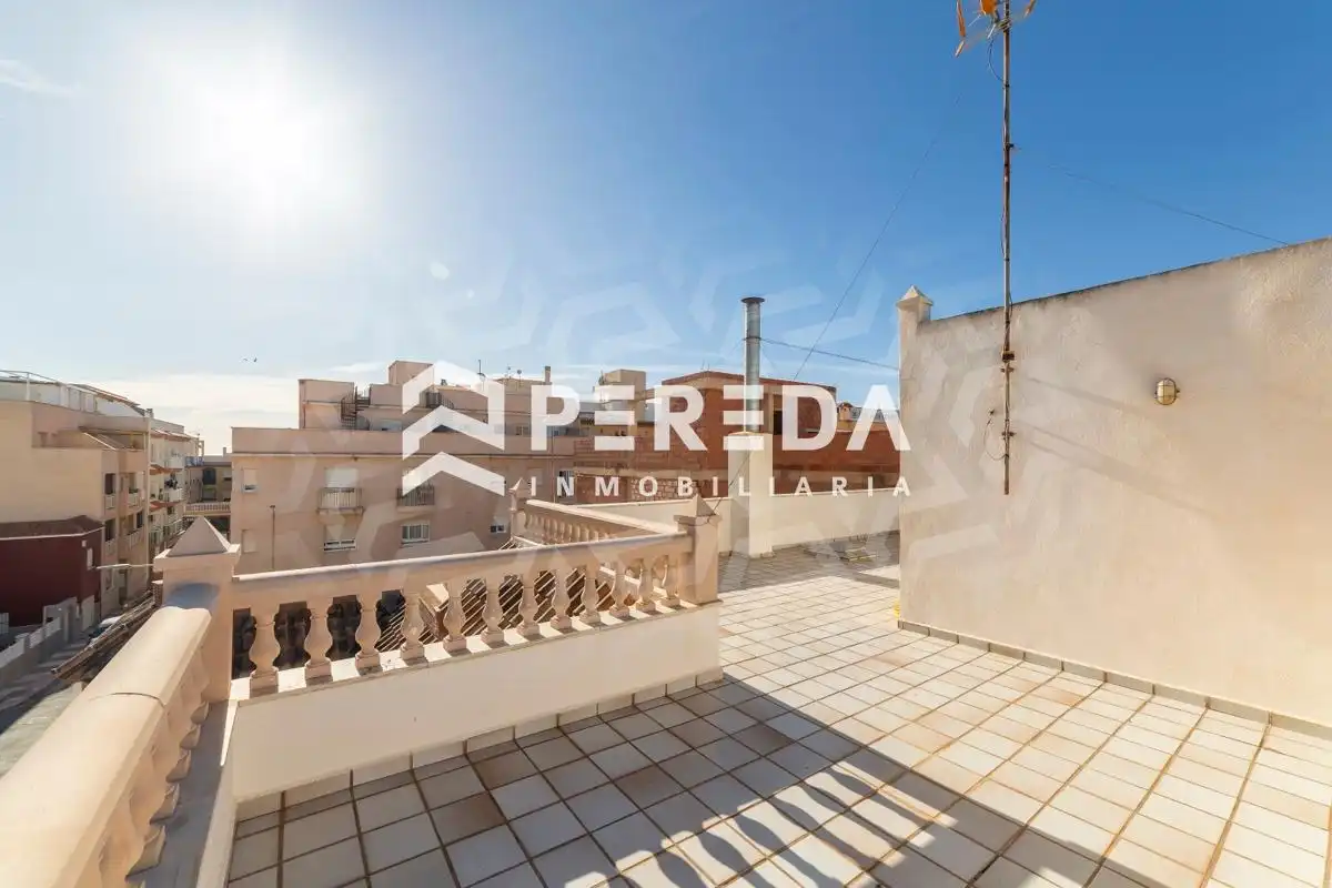Terrasse von Einfamilien-Reihenhaus zum Verkauf in Roquetas de Mar mit Terrasse