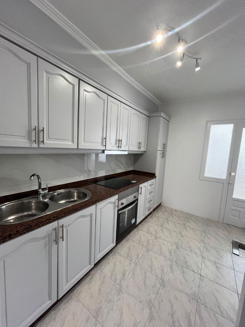 Cuina de Pis en venda en Torrevieja amb Terrassa, Traster i Rentadora