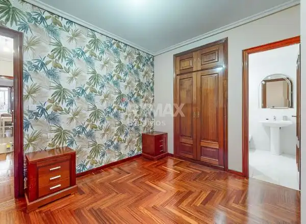 Dormitori de Pis en venda en Vigo  amb Calefacció, Parquet i Traster