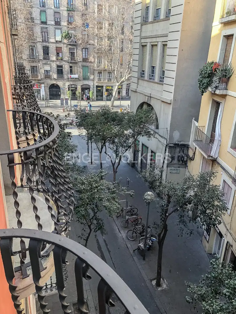 Außenansicht von Wohnung zum Verkauf in Barcelona mit Klimaanlage, Heizung und Privatgarten