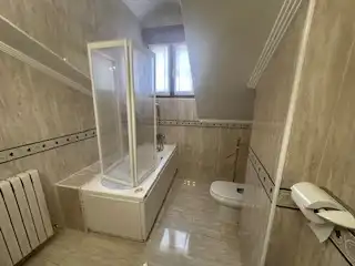 Badezimmer von Maisonette zur Miete in León Capital  mit Heizung, Parkett und Terrasse