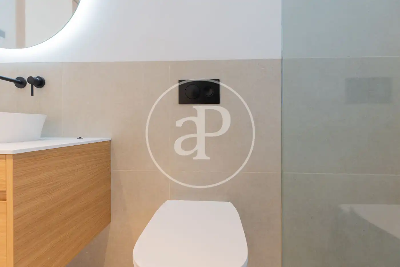 Baño de Piso en venta en  Palma de Mallorca con Aire acondicionado, Calefacción y Jardín privado