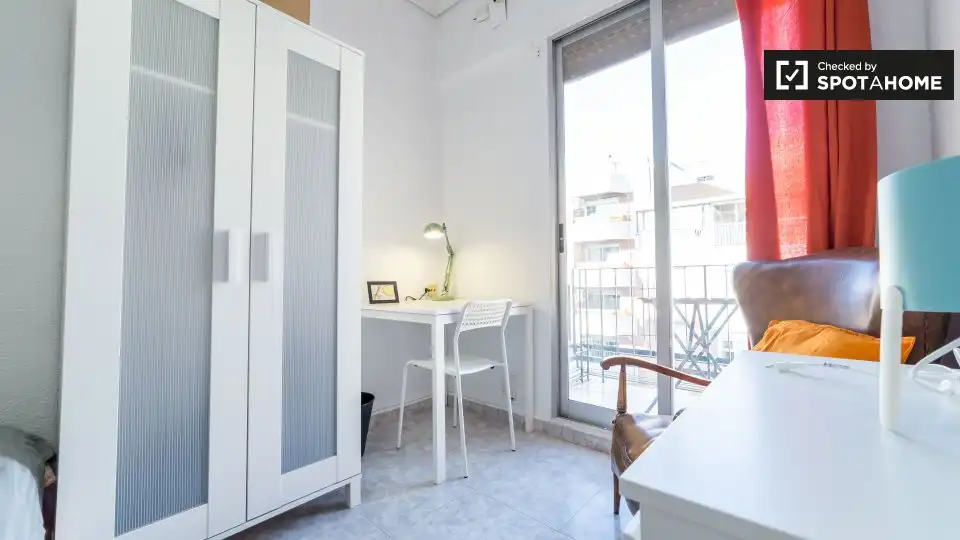 Schlafzimmer von Wohnung zur untervermieten in Valencia mit Klimaanlage, Heizung und Möbliert