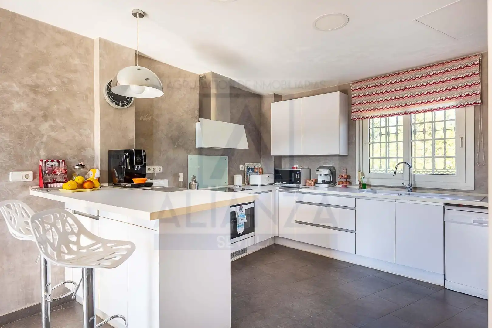 Kitchen of Houses for sale in Valencina de la Concepción  with Air Conditioner, Private garden and Community pool