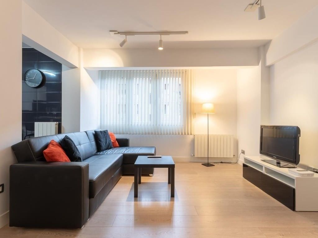 Sala d'estar de Pis de lloguer en Bilbao  amb Aire condicionat, Moblat i TV