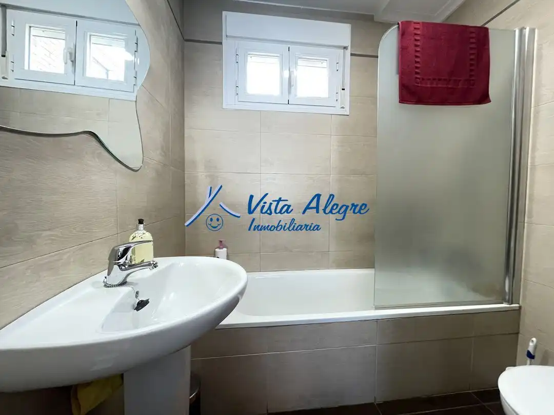 Badezimmer von Einfamilien-Reihenhaus zum Verkauf in Zarratón mit Heizung, Privatgarten und Parkett