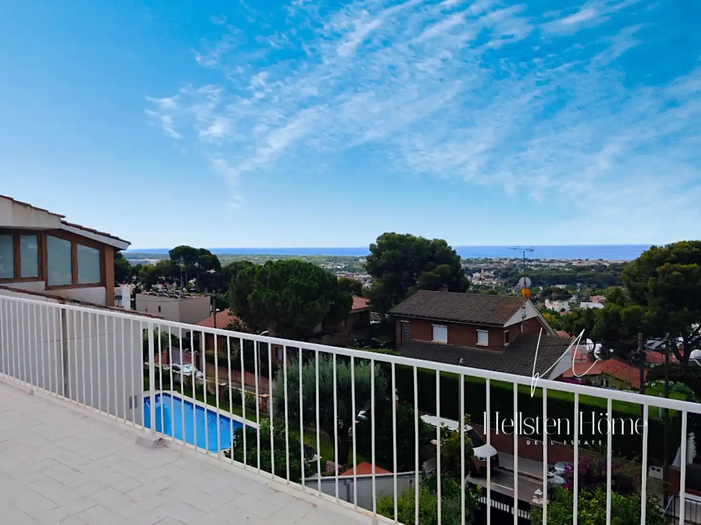 Vista exterior de Casa o xalet en venda en Castelldefels amb Aire condicionat, Jardí privat i Terrassa