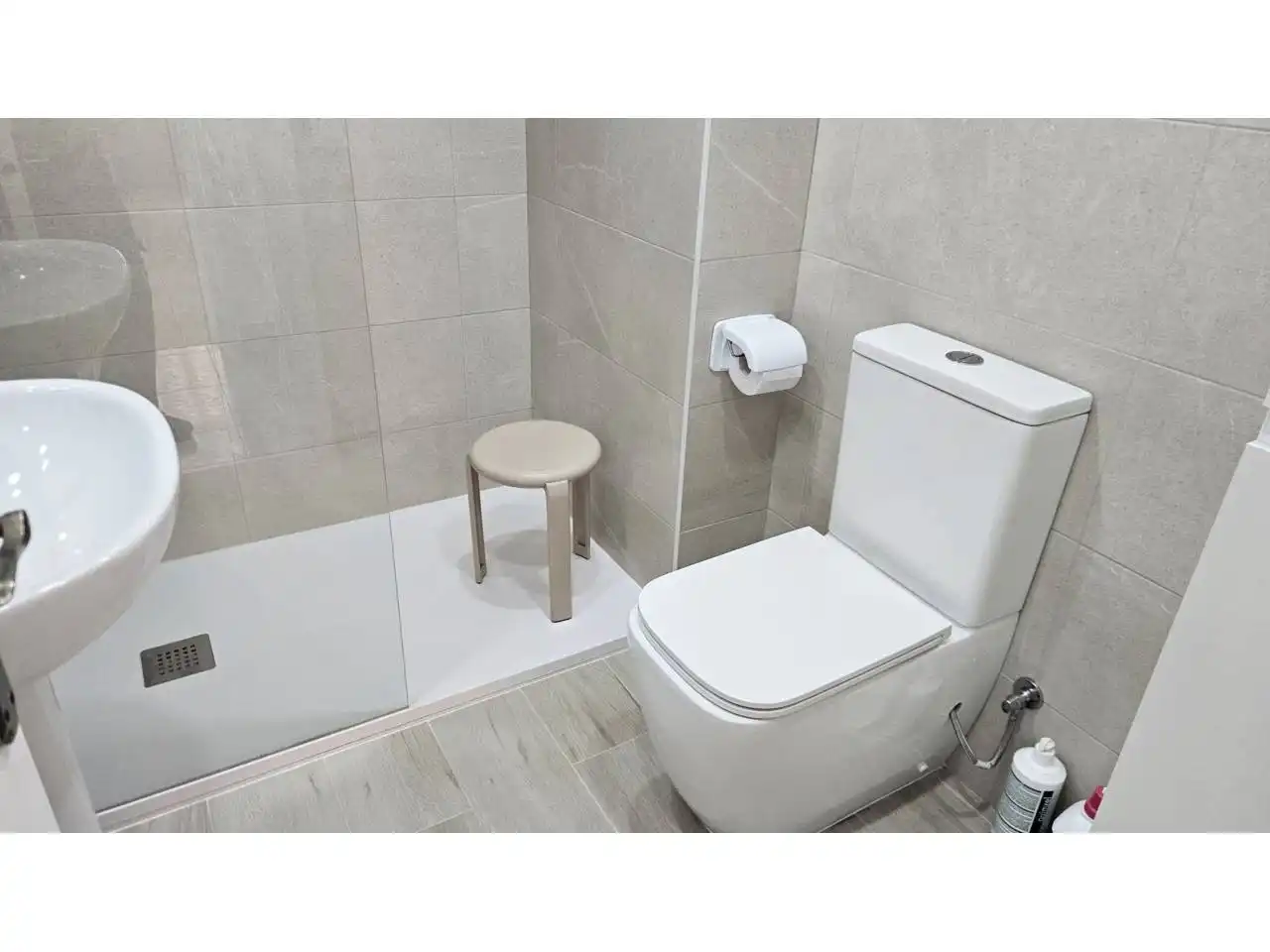 Baño de Piso de alquiler en Vilanova i la Geltrú con Jardín privado, Terraza y Amueblado