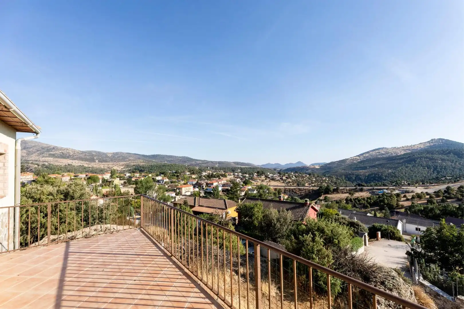 Vista exterior de Casa o xalet en venda en Santa María de la Alameda amb Calefacció, Jardí privat i Terrassa