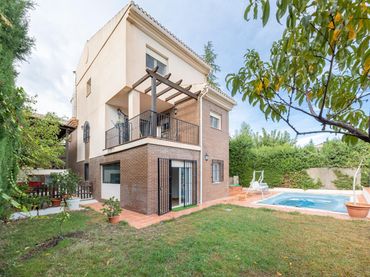 Chalet con piscina en venta en Calle ZATAJARDA