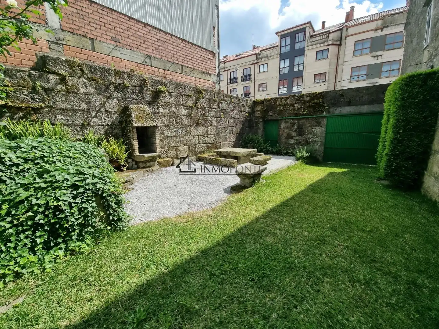 Vista exterior de Casa o xalet en venda en Poio amb Jardí privat, Traster i Balcó
