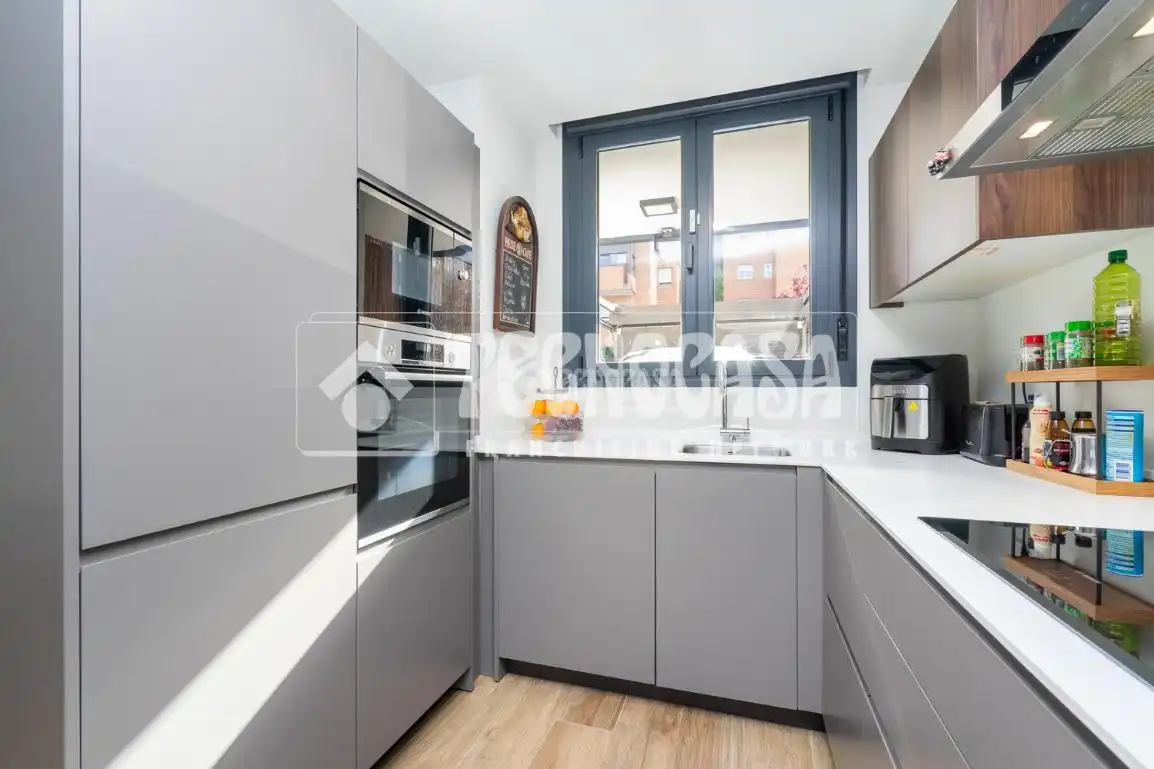 Cocina de Casa adosada en venta en Colmenar Viejo con Aire acondicionado, Calefacción y Jardín privado