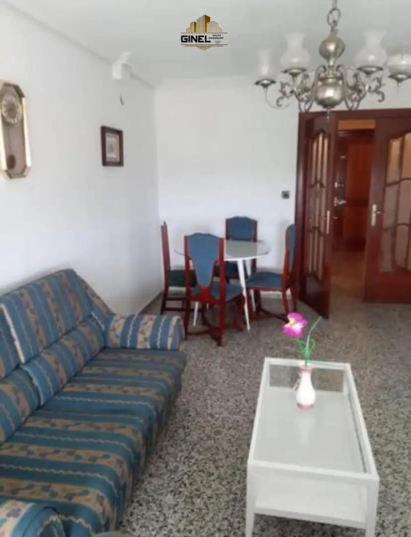 Sala d'estar de Pis de lloguer en Jaén amb Aire condicionat i Balcó