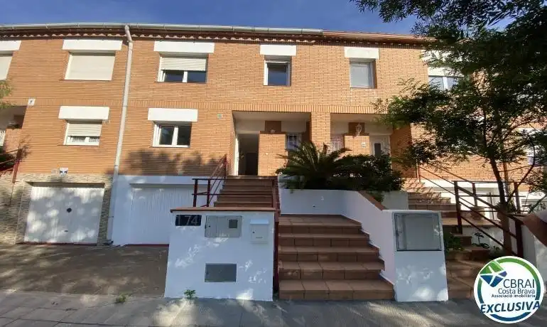 Vista exterior de Casa o xalet en venda en Roses amb Calefacció, Jardí privat i Terrassa