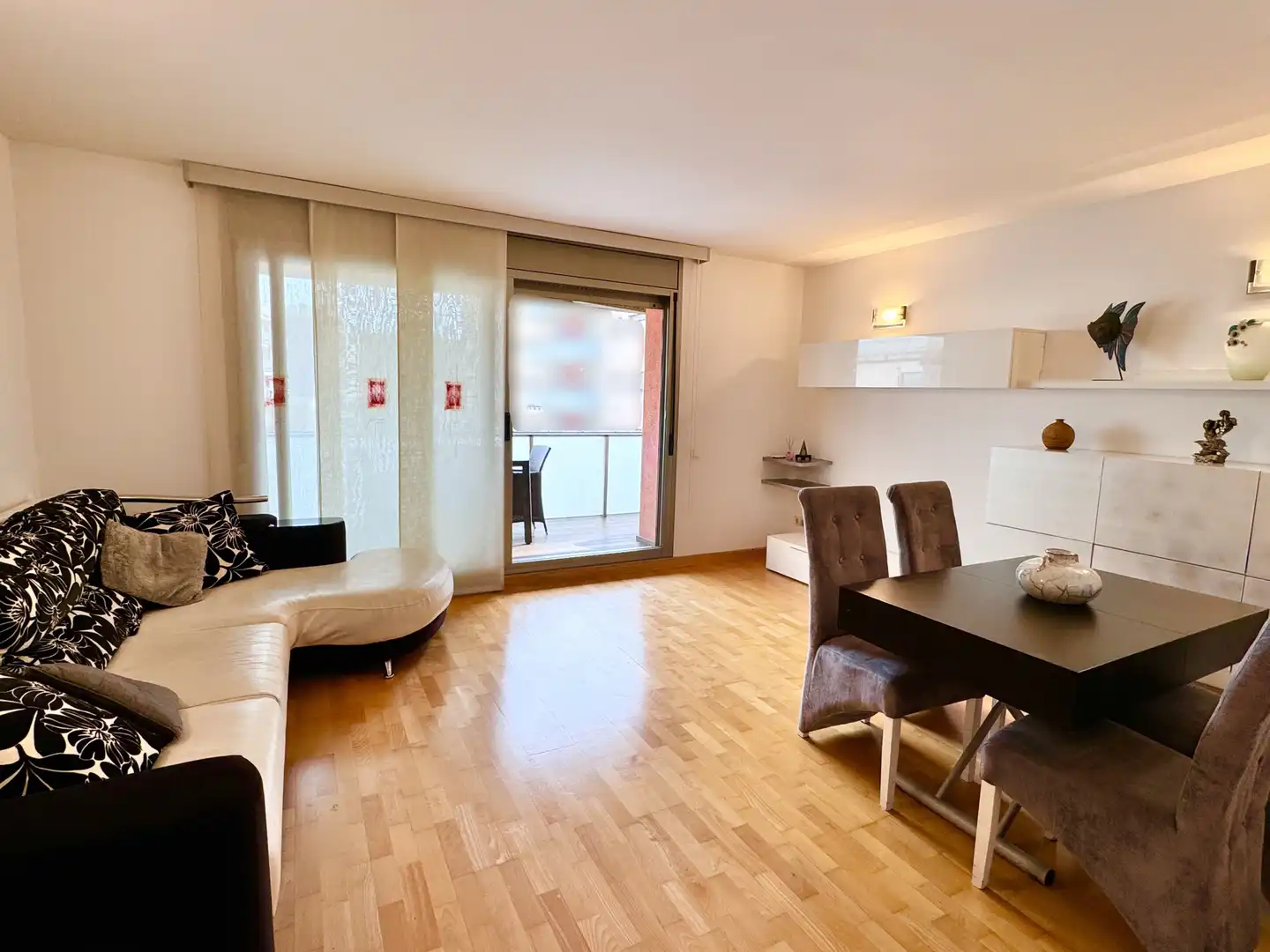 Living room of Flat for rent in Badalona  with Air Conditioner, Heating and Parquet flooring