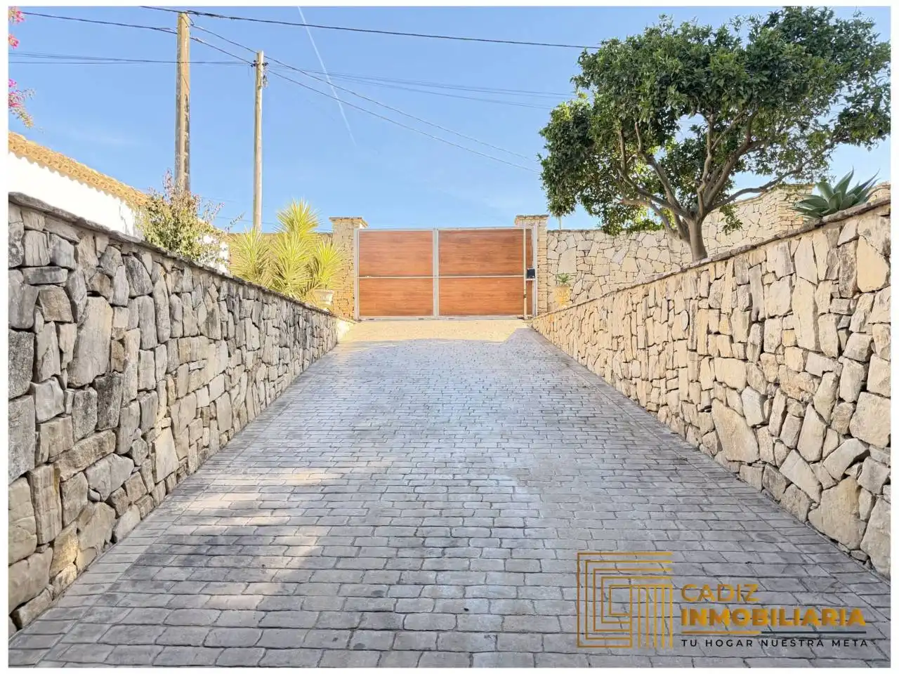 Vista exterior de Casa o xalet en venda en Chiclana de la Frontera amb Aire condicionat, Calefacció i Jardí privat