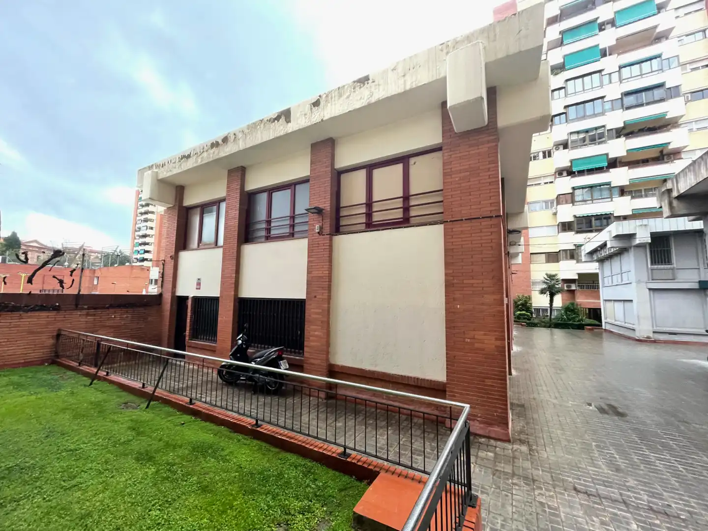 Vista exterior de Edificio en venta en Barcelona con Alarma