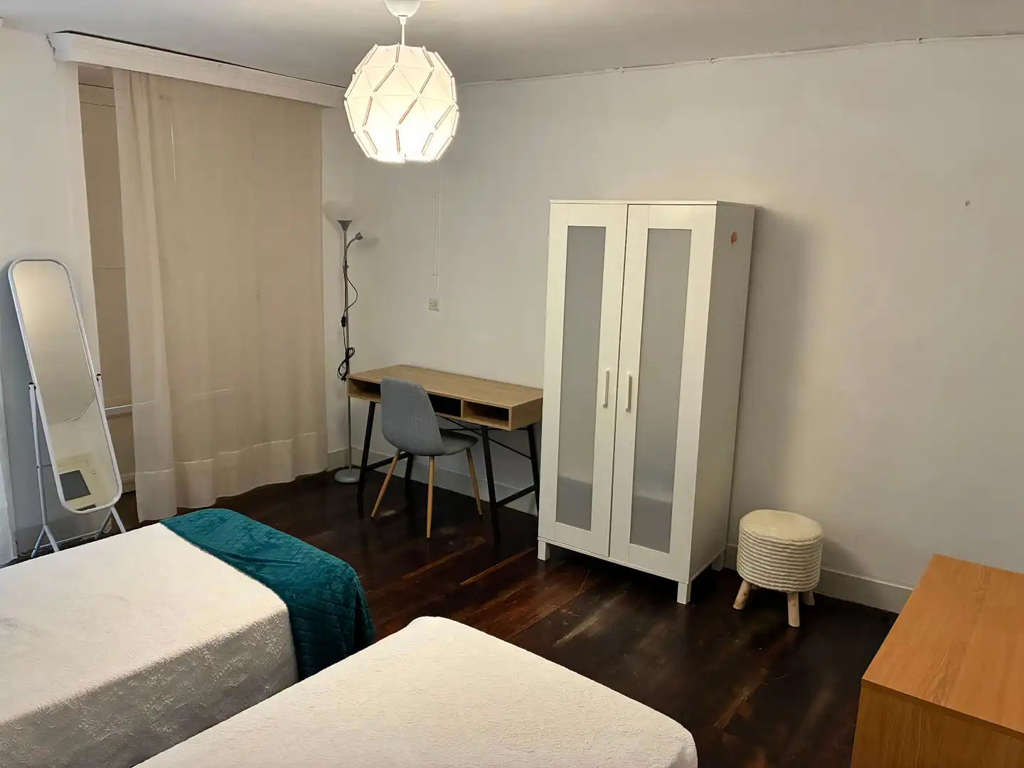 Dormitori de Dúplex per a compartir en Santiago de Compostela  amb Calefacció, Parquet i Moblat