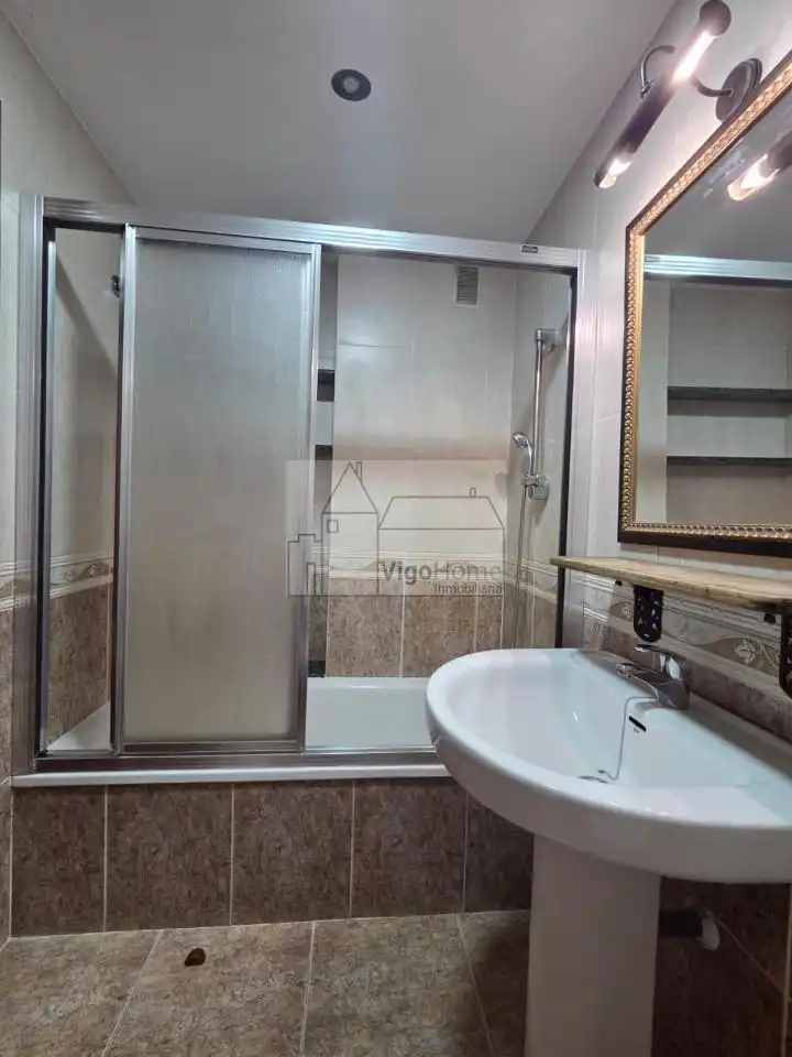Bathroom of Attic for rent in Vigo   with Heating, Parquet flooring and Terrace