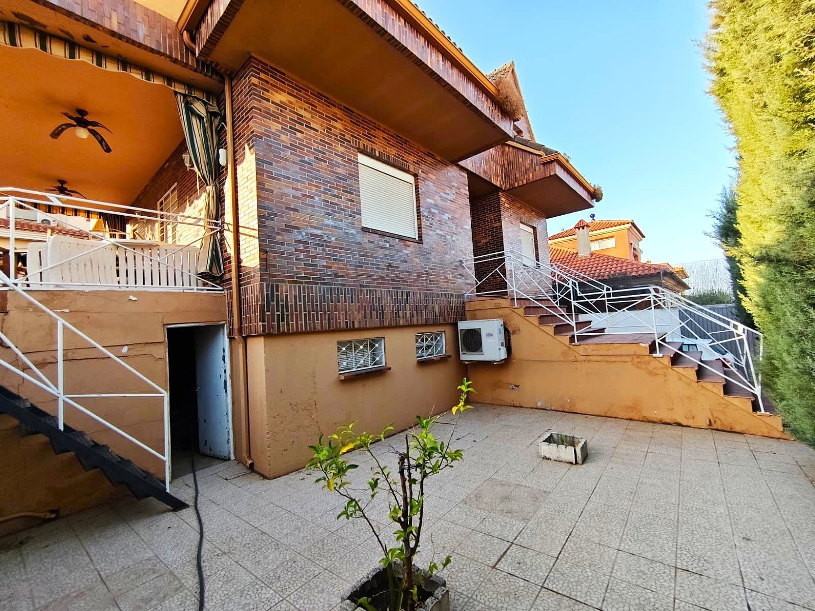 Vista exterior de Casa o xalet en venda en Mérida amb Aire condicionat, Calefacció i Jardí privat