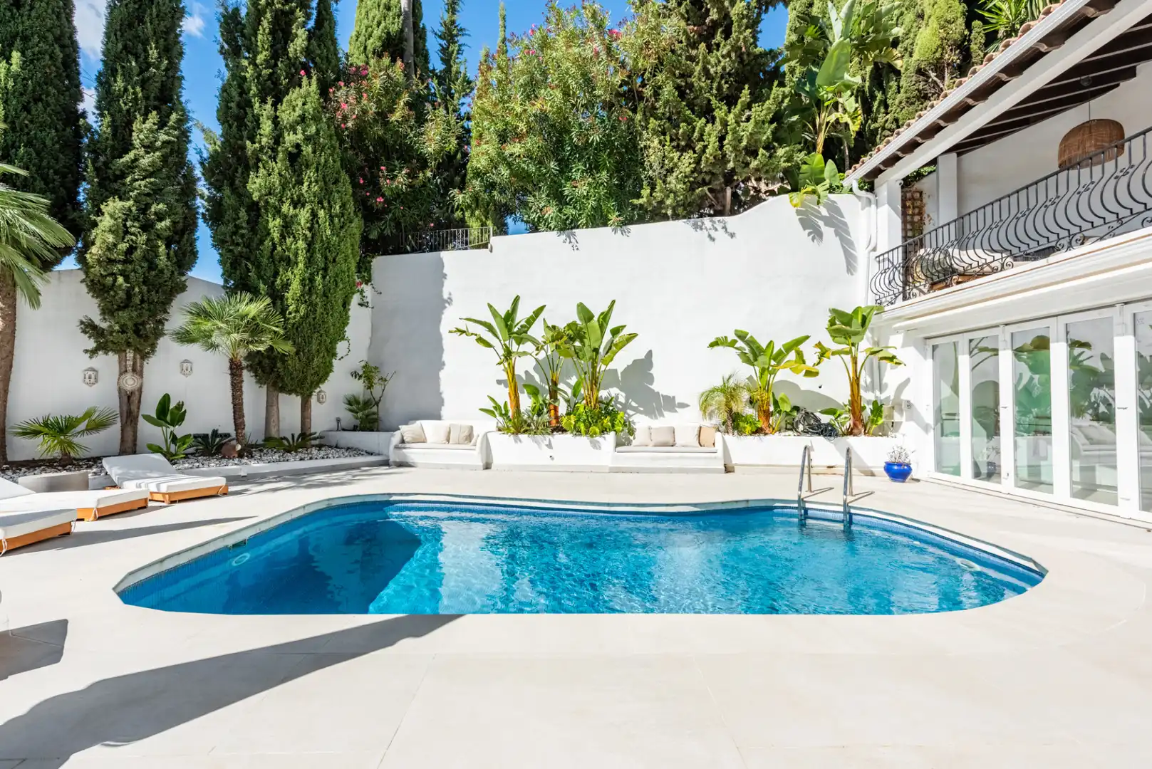 Piscina de Casa adosada en venda en Istán amb Aire condicionat, Jardí privat i Terrassa