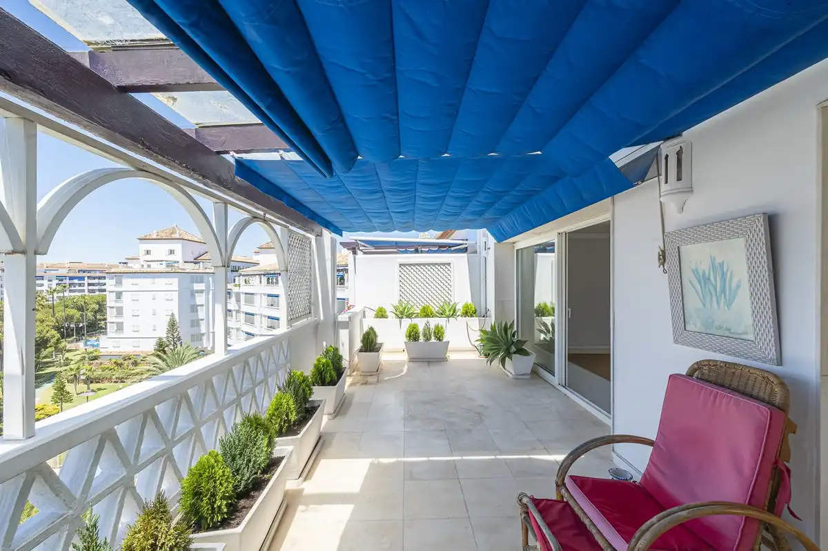 Ático con piscina en venta en Avenida Playas del Duque, imagen 3