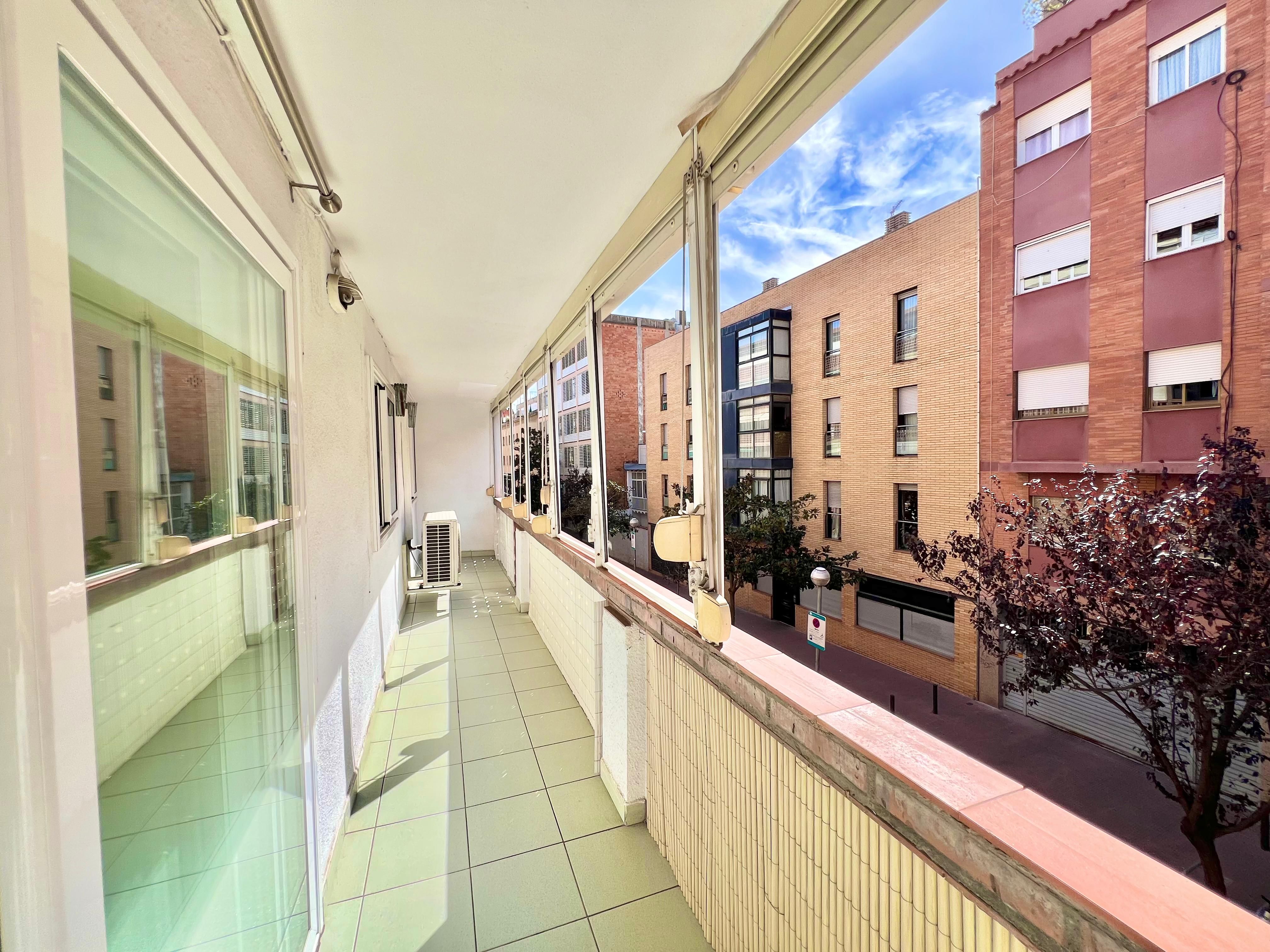 Vista exterior de Pis en venda en L'Hospitalet de Llobregat amb Balcó