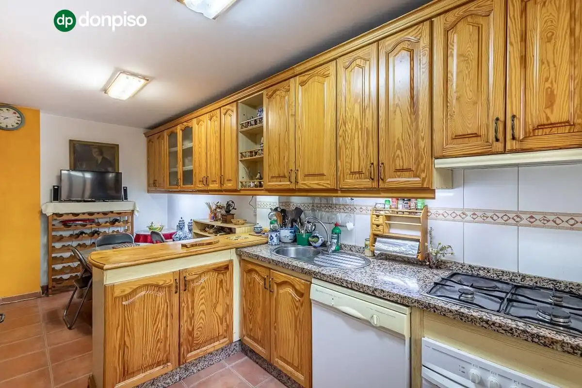 Casa aparellada amb terrassa en venda a Camino CEMENTERIO, imagen 13
