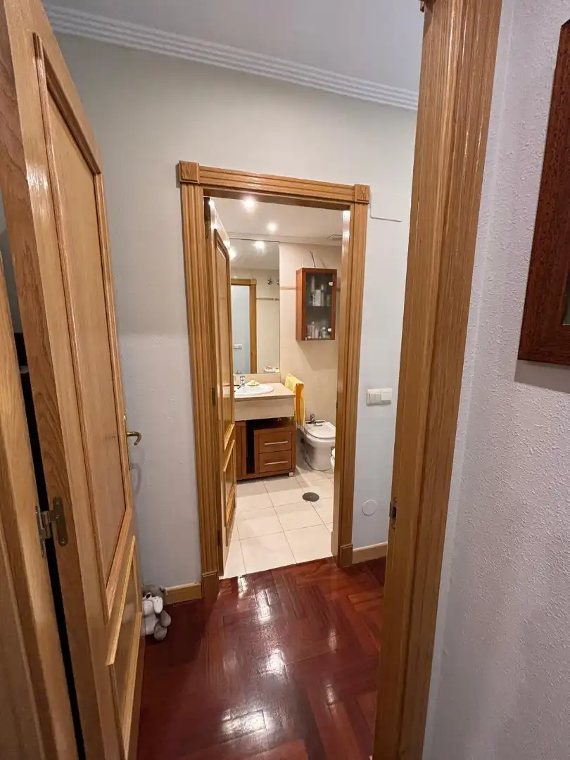 Baño de Piso en venta en Oviedo  con Calefacción, Parquet y Trastero