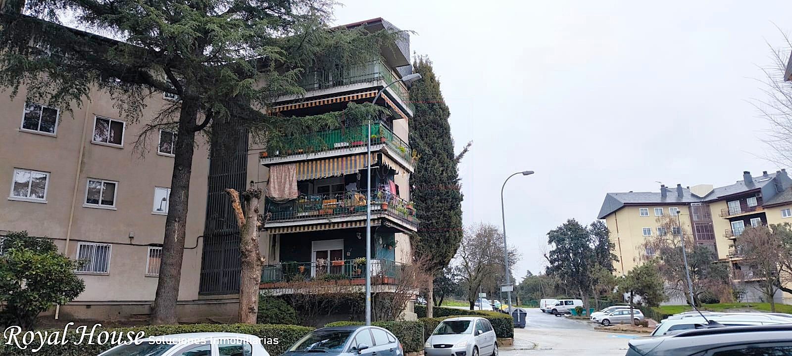 Vista exterior de Piso en venta en Collado Villalba con Calefacción, Terraza y Piscina comunitaria