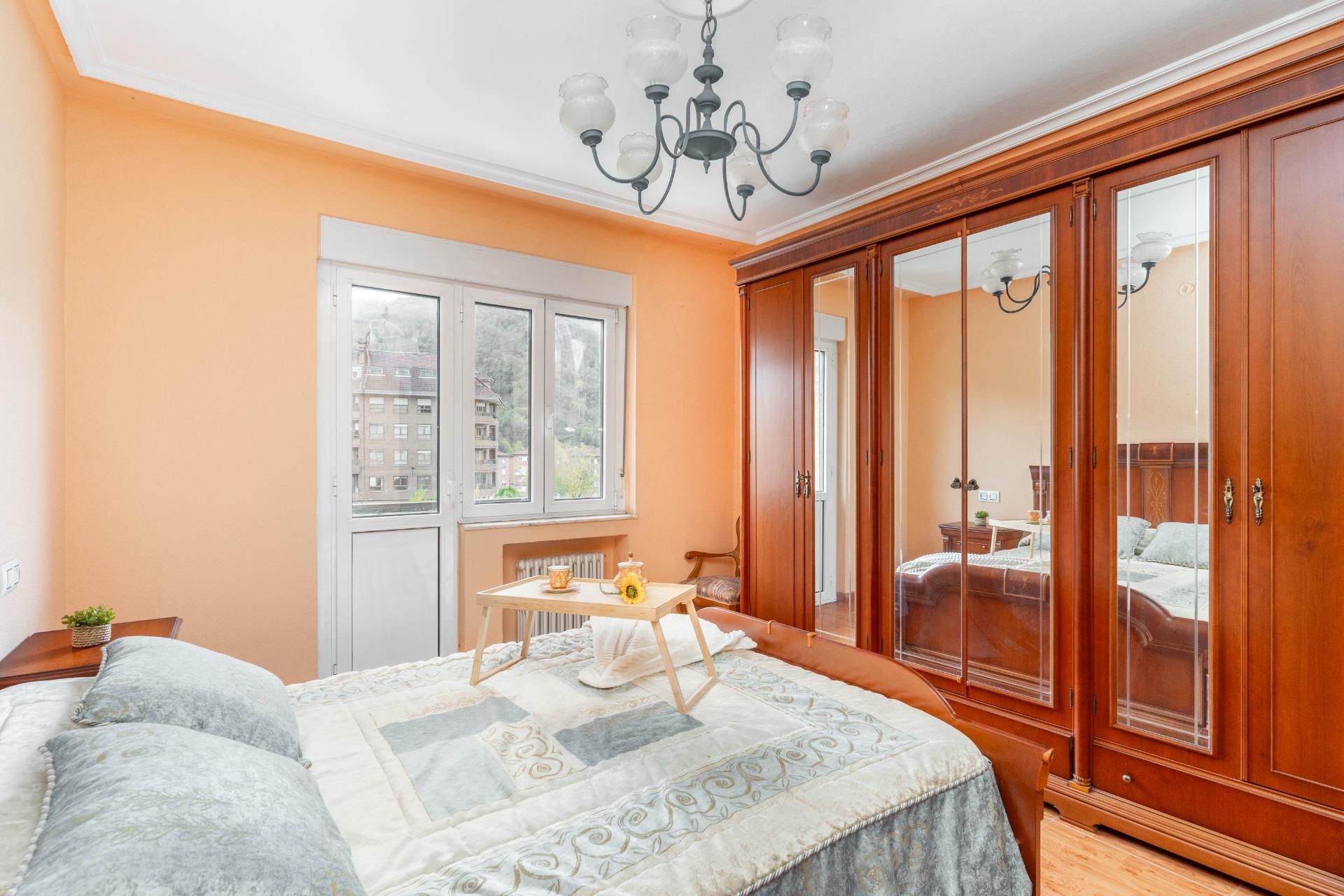 Habitación de Piso en venta en San Martín del Rey Aurelio con Trastero, Amueblado y Balcón