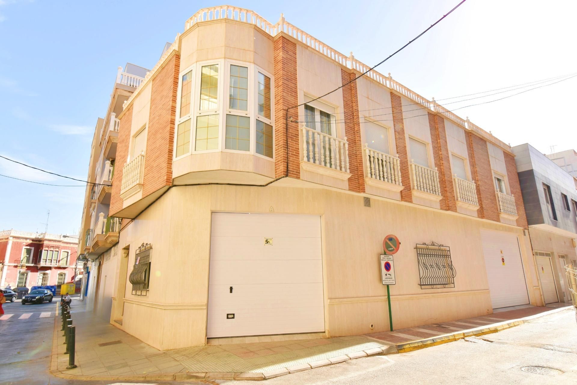 Vista exterior de Casa o xalet en venda en Adra amb Aire condicionat, Terrassa i Traster