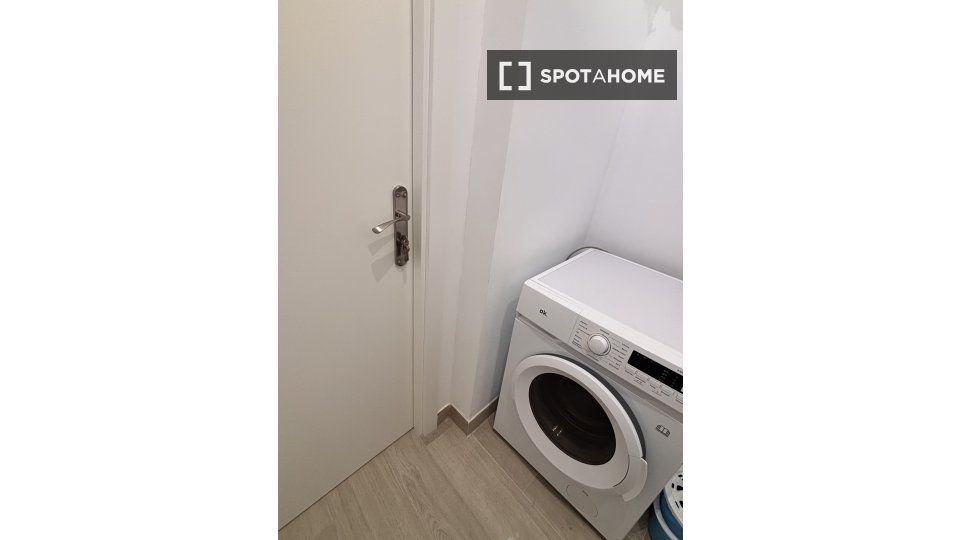 Habitación de Piso de alquiler en  Madrid Capital con Aire acondicionado, Calefacción y Amueblado