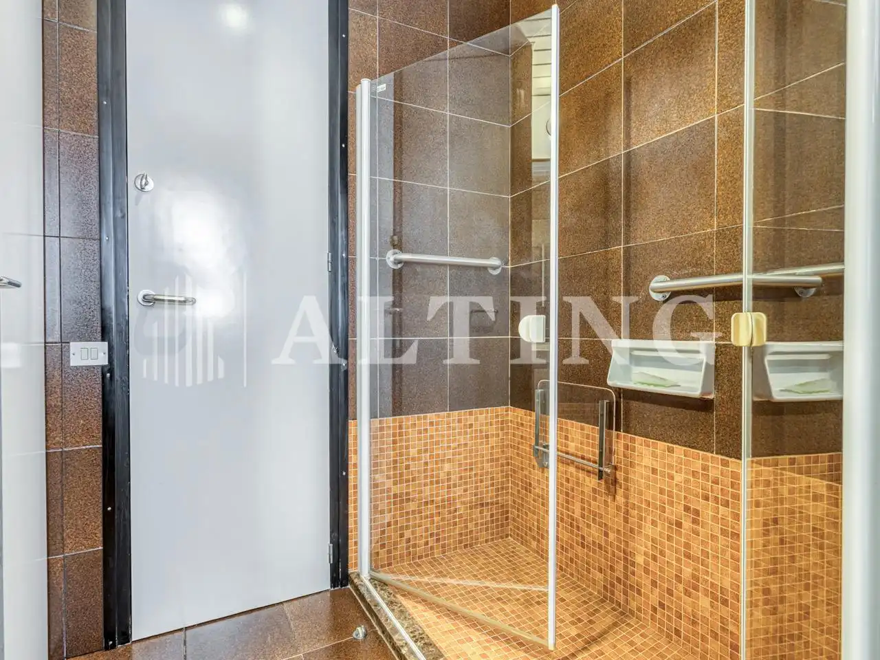 Bathroom of Office for rent in Barcelona  with Heating and Furnished