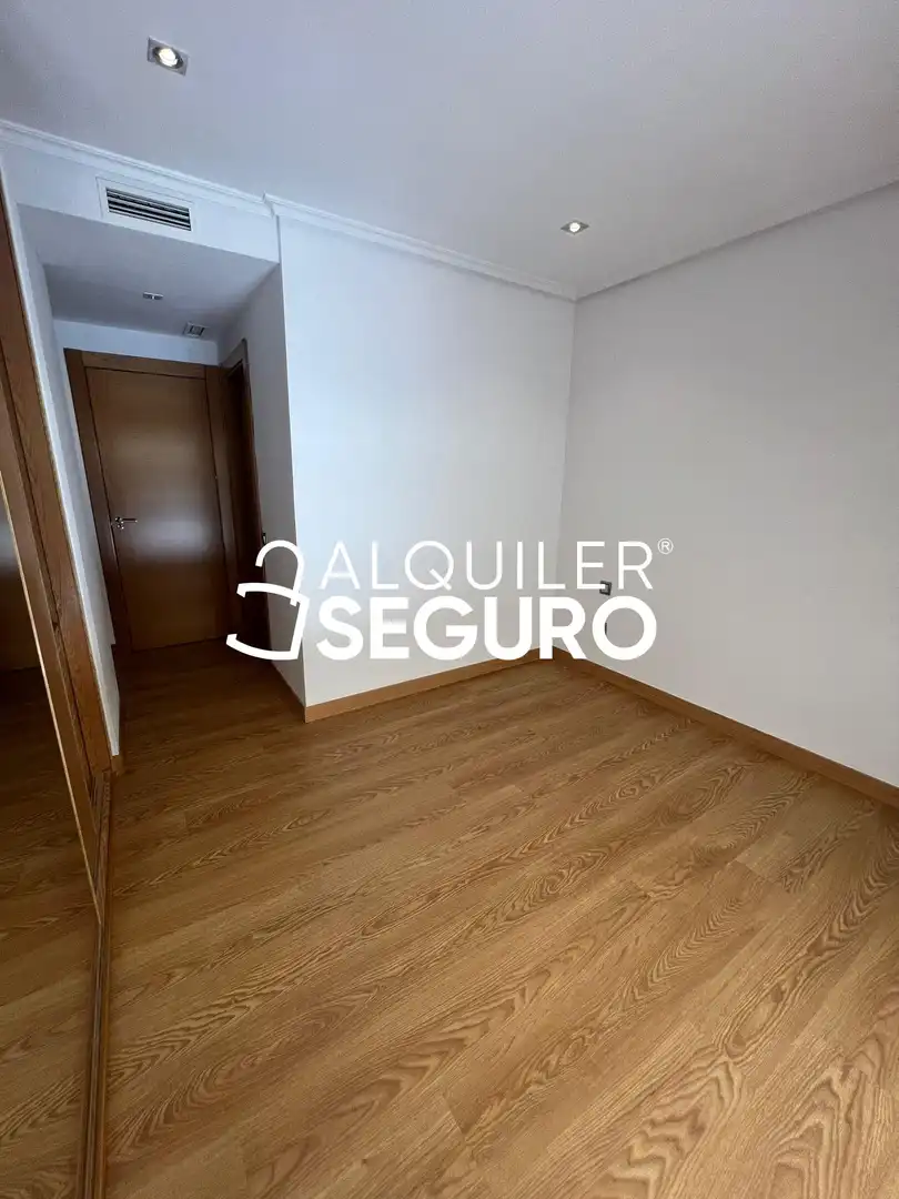 Dormitori de Pis de lloguer en Madrid amb Aire condicionat, Calefacció i Terrassa