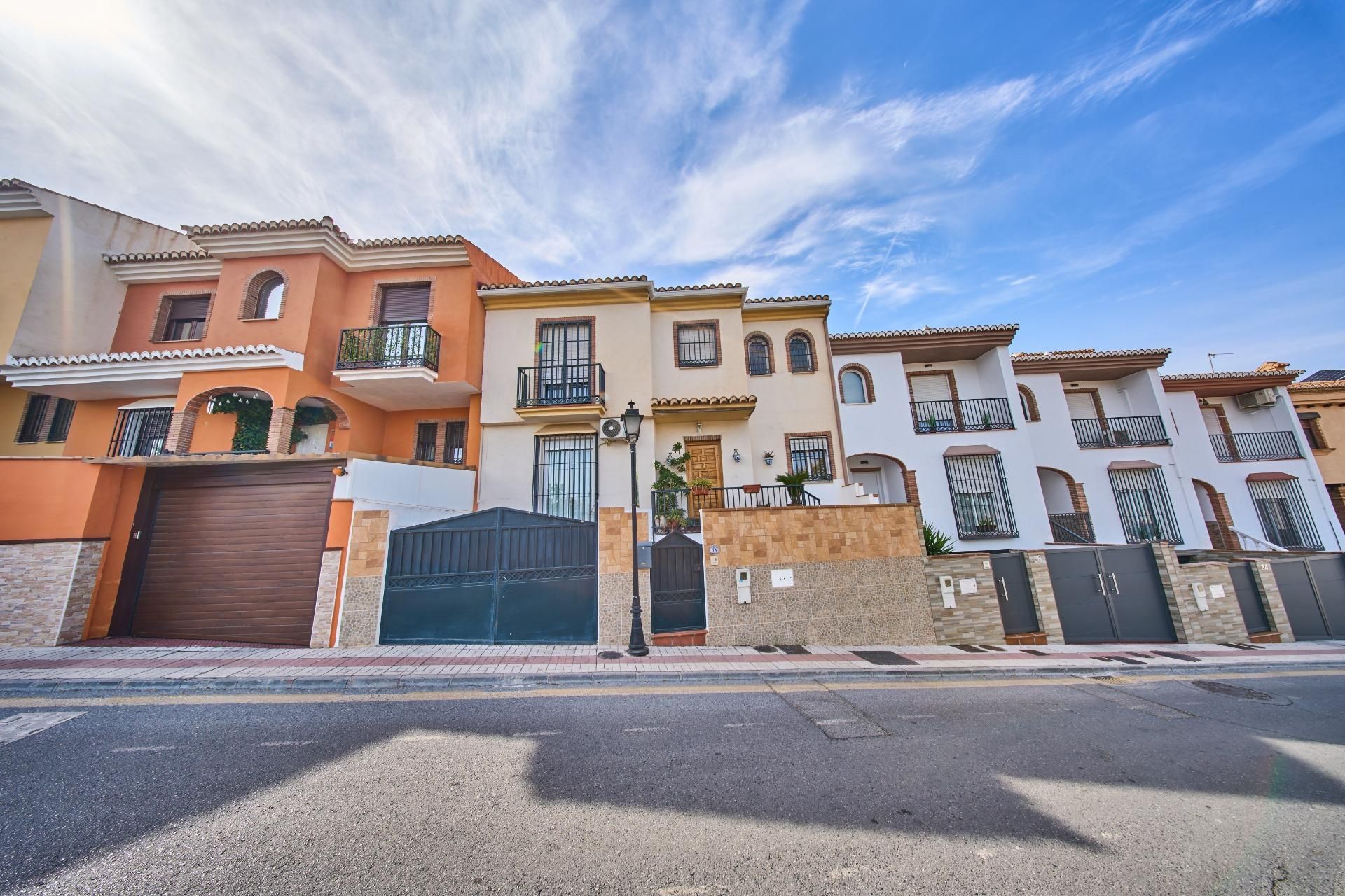 Exterior view of Single-family semi-detached for sale in La Zubia  with Air Conditioner, Heating and Terrace