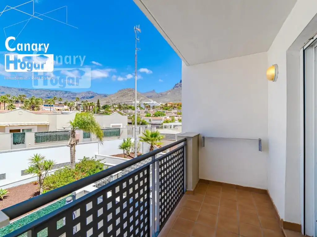 Vista exterior de Casa o xalet de lloguer en Adeje amb Calefacció, Balcó i Piscina comunitària