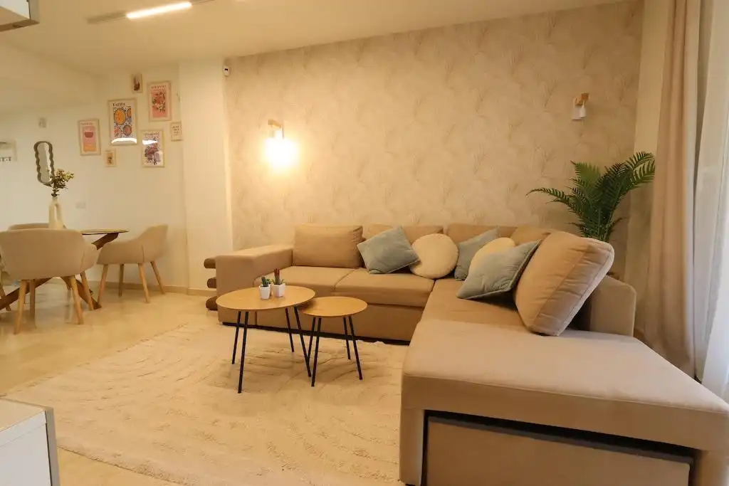 Sala de estar de Apartamento de alquiler en Torrevieja con Aire acondicionado, Calefacción y Jardín privado