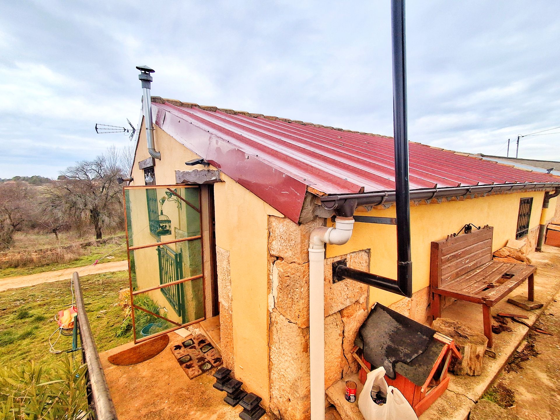 Vista exterior de Casa adosada en venta en Alcubilla de Avellaneda con Calefacción, Trastero y Amueblado