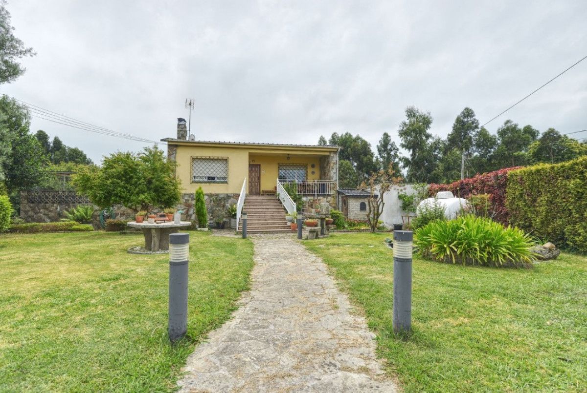Exterior view of Industrial buildings for sale in Cambre 