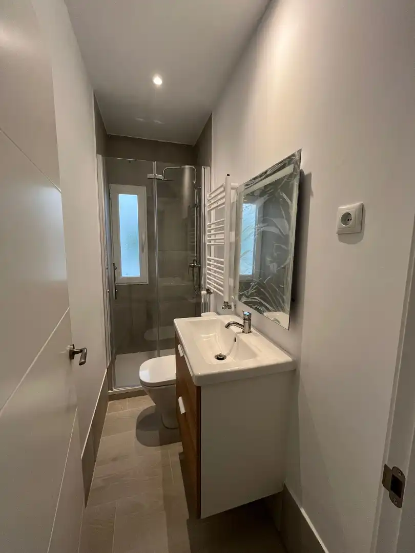 Badezimmer von Wohnung zur untervermieten in Madrid mit Klimaanlage, Heizung und Möbliert