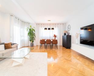 Sala d'estar de Àtic en venda en Boadilla del Monte amb Calefacció, Parquet i Terrassa