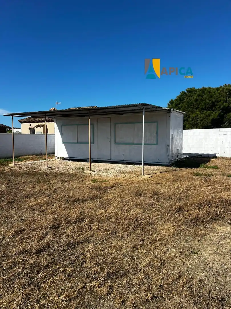 Vista exterior de Casa o xalet en venda en Chiclana de la Frontera amb Terrassa