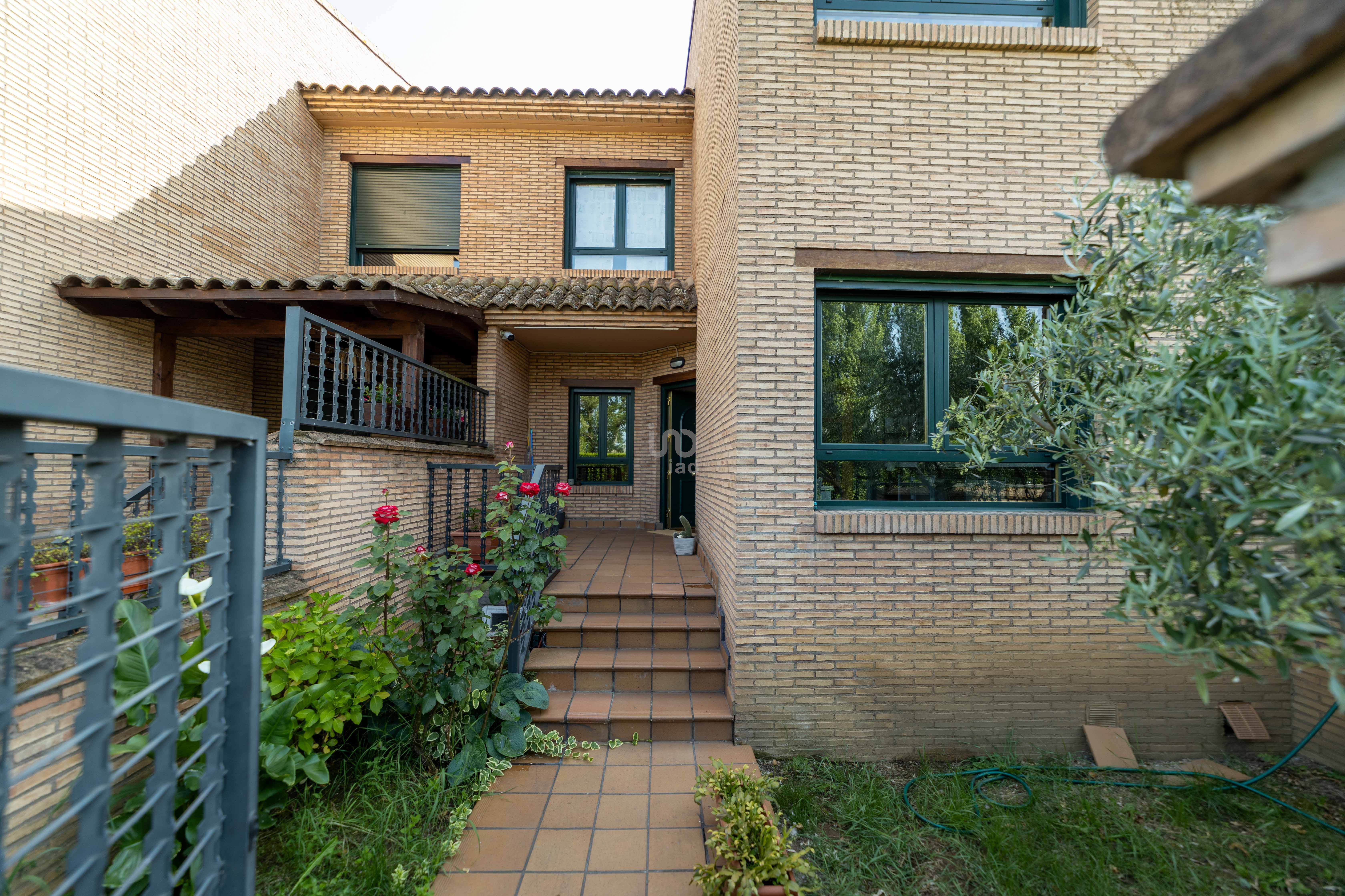 Vista exterior de Casa o xalet en venda en San Andrés del Rabanedo amb Calefacció, Terrassa i Piscina