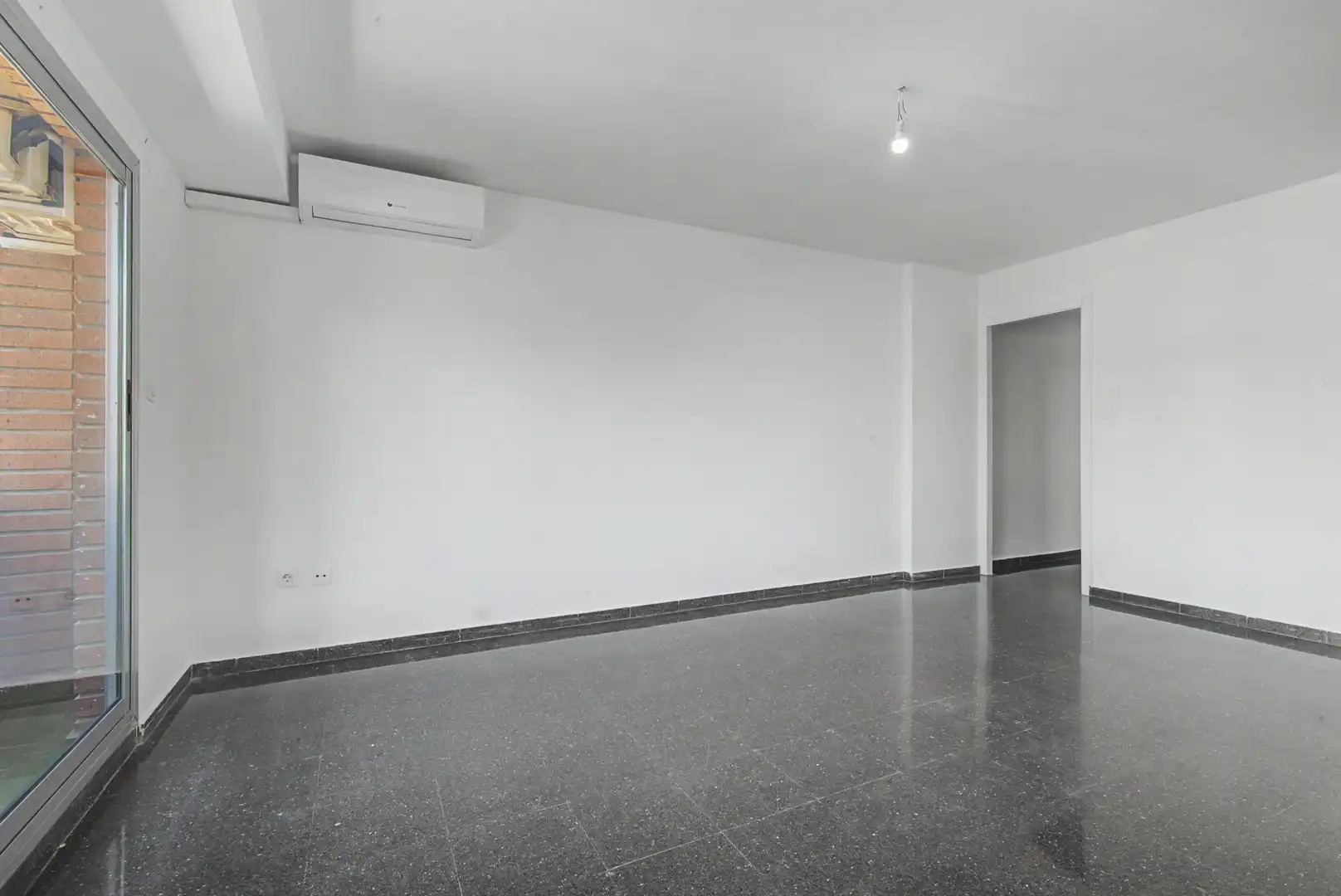 Flat for sale in Valencia  with Air Conditioner and Terrace