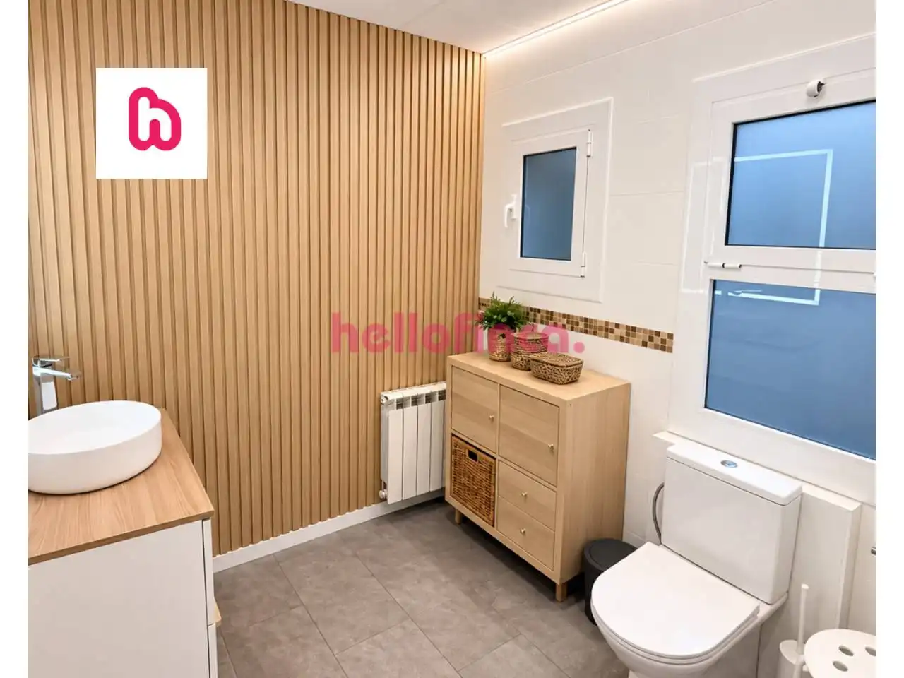 Bathroom of Flat for sale in Terrassa  with Air Conditioner, Heating and Parquet flooring